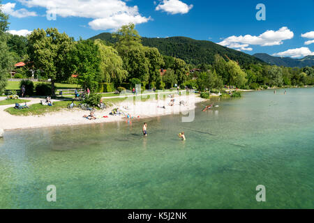 Badestrand am Tegernsee in Gmund, Oberbayern, Bayern, Deutschland | Badestrand in der Nähe von Gmund am Tegernsee, Oberbayern, Bayern, Deutsch Stockfoto