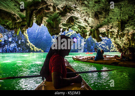 Kajak unter Höhlen und Lagune in Ha Long Bay, UNESCO-Weltkulturerbe, Vietnam Stockfoto