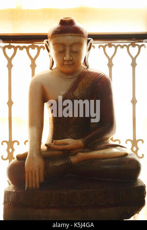 Eine Marmorstatue des Buddha aus Burma, Myanmar. Gedanken zu sein, das aus dem 18. oder 19. Jahrhundert es ist jetzt in der Wisbech und Moorlandzone Museum angezeigt. Stockfoto