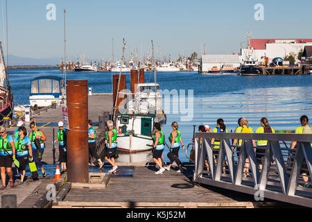 Weibliche Drachenboot Teams auf dem Weg zu den Boote Racing zu starten Stockfoto