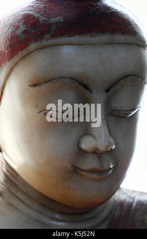 Eine Marmorstatue des Buddha aus Burma, Myanmar. Gedanken zu sein, das aus dem 18. oder 19. Jahrhundert es ist jetzt in der Wisbech und Moorlandzone Museum angezeigt. Stockfoto