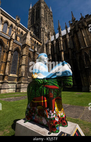 Lincoln Trail Ritter, Ritter zu Pferd Skulpturen von verschiedenen Künstlern gemalt und in unterschiedlichen Situationen rund um das Zentrum von Lincoln City, Stockfoto