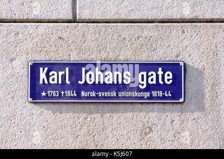 Karl Johans gate street sign on stone wall, Oslo, Norwegen Stockfoto