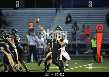 High School Quarterback werfen einen kurzen Pass an einen Empfänger in der Wohnung. USA. Stockfoto