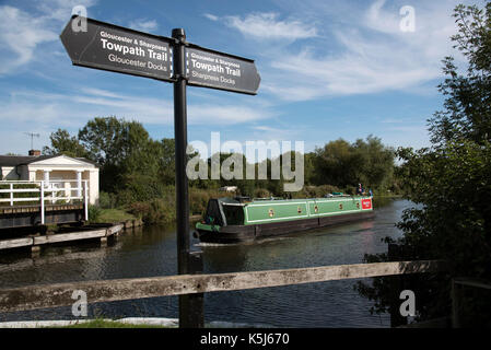 Die Gloucester & Schärfe Canal an Frampton auf Severn in Gloucestershire, England, UK. August 2017. 15-04 auf dem Kanal im Sommer Stockfoto