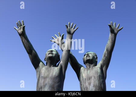 Skulptur von 2 jungen erreichen für den Himmel in den Vigeland Park, Oslo, Norwegen Stockfoto