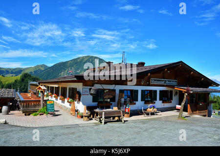 FIEBERBRUNN, Österreich - Juli 19., 2017. Streuboden Restaurant, serviert Spezialitäten aus der Region, in der Nähe der Zentrum von Fieberbrunn Bergbahnen Stockfoto