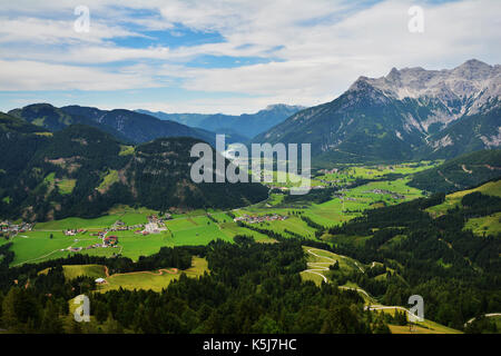 Buchensteinwand Berg von jakobskreuz Kreuz in Sankt Ulrich am Pillersee, Österreich gesehen Stockfoto