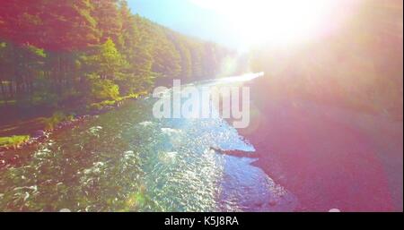 Mid Air Flug über frisch und sauber mountain river am sonnigen Sommermorgen Stockfoto