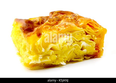 Scheibe des achma Khachapuri auf weißem Hintergrund Stockfoto