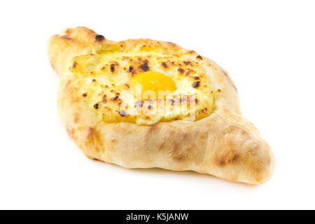 Der Adscharischen khachapuri auf weißem Hintergrund Stockfoto