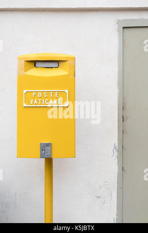 Gelbe Post Box in Vatikanstadt Stockfoto