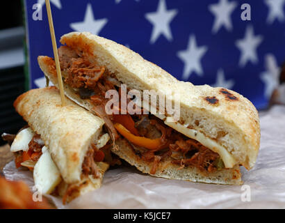 Zwei Hälften eines frisch gegrillten Sandwich mit zog Schweinefleisch und Käse auf dem Papier Pergament unter amerikanischer Flagge, Nahaufnahme, Low Angle View Stockfoto