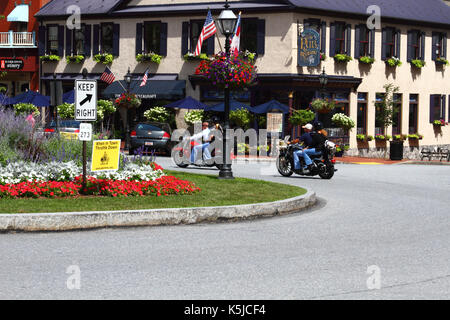 Biker vergehen, wenn in der Stadt Drosseln anmelden Lincoln Square während der Bike Week, Gettysburg, Adams County, Pennsylvania, USA Stockfoto