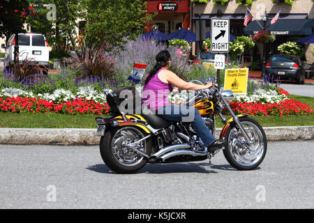 Biker vergehen, wenn in der Stadt Drosseln anmelden Lincoln Square während der Bike Week, Gettysburg, Adams County, Pennsylvania, USA Stockfoto