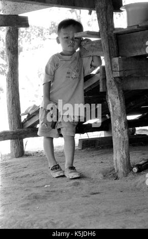 Eine junge, birmanischen Junge spielt mit einer Spielzeugpistole bei einem thailändischen Medècins Sans Frontiéres Krankenhaus in Mawker birmesische Flüchtlingslager im Nordwesten von Thailand. September, 1996. Stockfoto