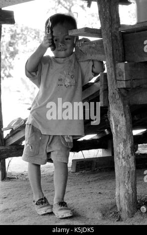 Eine junge, birmanischen Junge spielt mit einer Spielzeugpistole bei einem thailändischen Medècins Sans Frontiéres Krankenhaus in Mawker birmesische Flüchtlingslager im Nordwesten von Thailand. September, 1996. Stockfoto