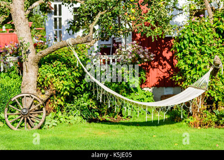 Hängematte Baum im schrebergarten gebunden. Stockfoto