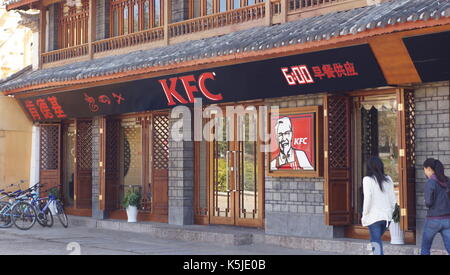 Er KFC Restaurant mit chinesischen Architekturstil in Lijiang Altstadt Stockfoto