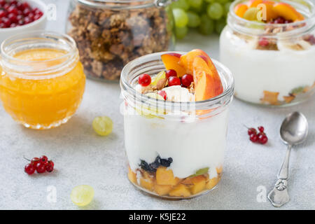 Natürliche Joghurt mit frischen Früchten, Beeren und Hafer Müsli in jar. gesundes Frühstück essen, Diät Fitness Lifestyle Konzept. Detailansicht Stockfoto
