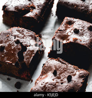 Dark chocolate Brownies auf Backpapier. Detailansicht square Erntegut Stockfoto