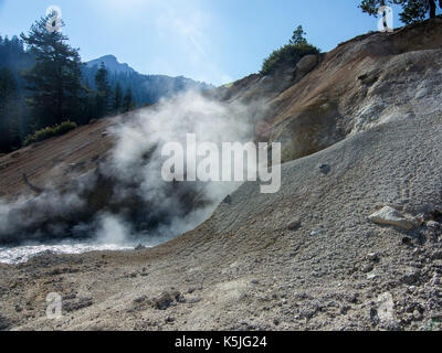 Schwefel funktioniert Kochen mudpot, Lassen Volcanic National Park, USA. Dies ist einer der hydrothermalen Sehenswürdigkeiten im Park, entlang der Park Road, Stockfoto