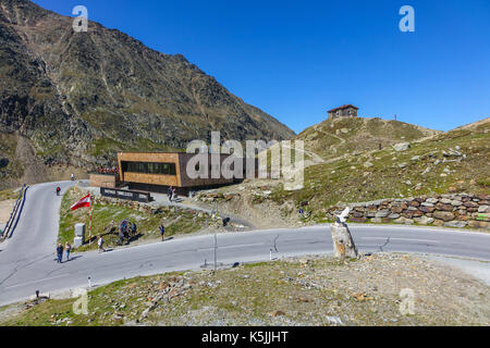 Café und Parkplatz, Timmelsjoch, Österreich Italien Grenze Stockfoto