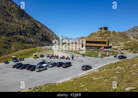 Café und Parkplatz, Timmelsjoch, Österreich Italien Grenze Stockfoto