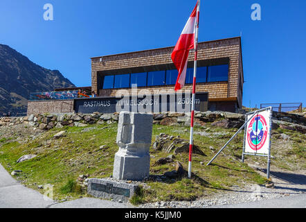 Café und Parkplatz, Timmelsjoch, Österreich Italien Grenze Stockfoto