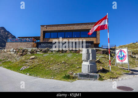 Café und Parkplatz, Timmelsjoch, Österreich Italien Grenze Stockfoto