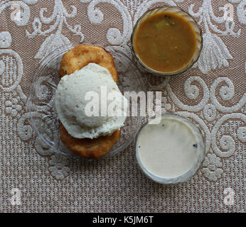 Sambhar, Vada, idli und Kokos Chutney Stockfoto