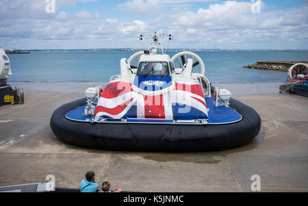 Insel Flyer, einer der Ryde bis Southsea Ryde Hovercraft Verlassen des Terminals. Stockfoto