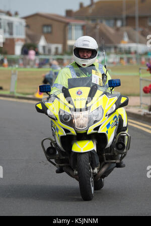 Polizei Motorrad escort Rider bei Clacton, Tour durch Großbritannien Radrennen, 2017. Stockfoto