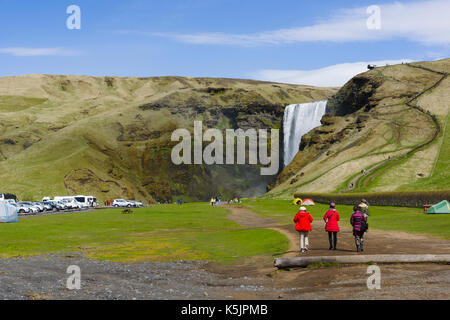 Skógafoss ist ein Wasserfall befindet sich am Fluss Skógá im Süden von Island an den Klippen der ehemaligen Küstenlinie. Stockfoto