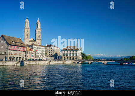 Nachmittag Stadtbild mit großer Münster, Limmat der historischen Stadt Zürich, Schweiz Stockfoto