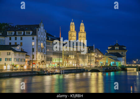 Nächtliches Stadtbild mit Limmatfluss der historischen Stadt Zürich, Schweiz Stockfoto