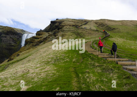 Treppe zum Skógafoss Wasserfall in Island Stockfoto