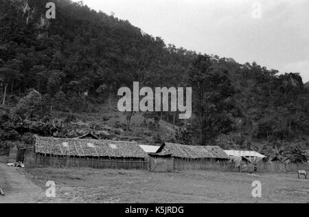 Gebäude auf einen Medècins Sans Frontiéres Krankenhaus in Mae La birmesische Flüchtlingslager im Nordwesten von Thailand. September, 1996. Stockfoto