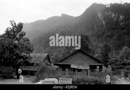 Gebäude auf einen Medècins Sans Frontiéres Krankenhaus in Mae La birmesische Flüchtlingslager im Nordwesten von Thailand. September, 1996. Stockfoto