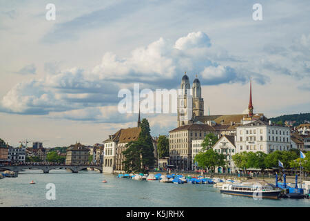 Nachmittags-Stadtbild mit großem Münster, Limmatfluss der historischen Stadt Zürich, Schweiz Stockfoto