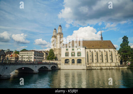 Nachmittags-Stadtbild mit großem Münster, Limmatfluss der historischen Stadt Zürich, Schweiz Stockfoto