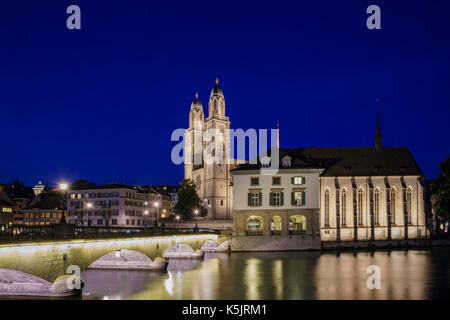 Nacht Stadtbild mit großer Münster, Limmat der historischen Stadt Zürich, Schweiz Stockfoto