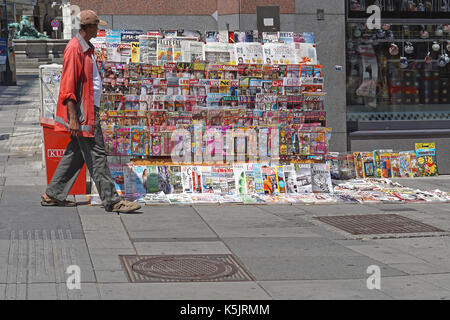 Wien, Österreich - 12. JULI 2015: Zeitung Anbieter auf der Straße stehen in Wien. Zeitung und Zeitschrift für Verkauf am Graben in Wien, Österreich. Stockfoto