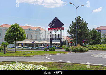 PARNDORF, Österreich - Juli 10, 2015: McArthur Glen Designer Outlet in Parndorf. Berühmte rabatt Shopping Village in der Nähe von Wien. Stockfoto