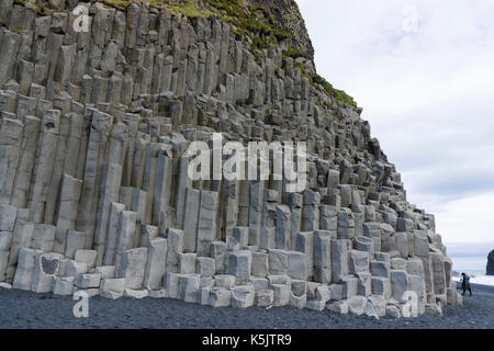 Basaltsäulen am schwarzen Sandstrand von Reynisfjara in Island Stockfoto
