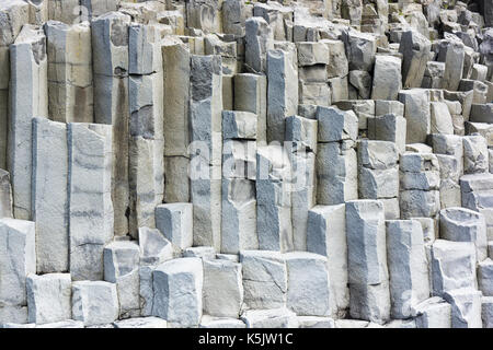 Basaltsäulen am schwarzen Sandstrand von Reynisfjara in Island Stockfoto