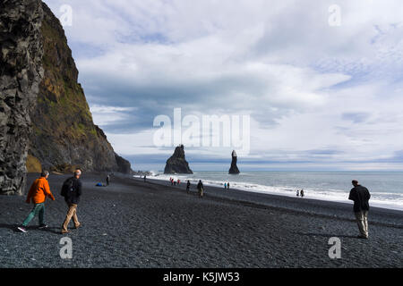 Reynisdrangar Lavasee stapelt sich am schwarzen Sandstrand Reynisfjara in Island Stockfoto