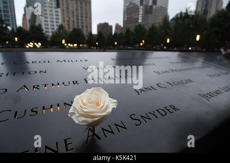 Namen auf dem Denkmal 9/11 in Freedom Park in New York City, 12. August 2017. Stockfoto