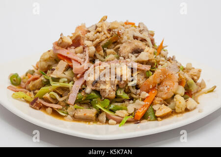 Sauteed Gemüse mit Huhn, Schwein, Marmelade und Shrimps Zubereitung: Fertig serviert Wok sautierten Gemüse und Fleisch Stockfoto