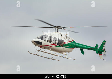 Kasan, Russland - 9. SEPTEMBER 2017: Kleine Passagier Hubschrauber Landung beginnt, in der Nähe Stockfoto